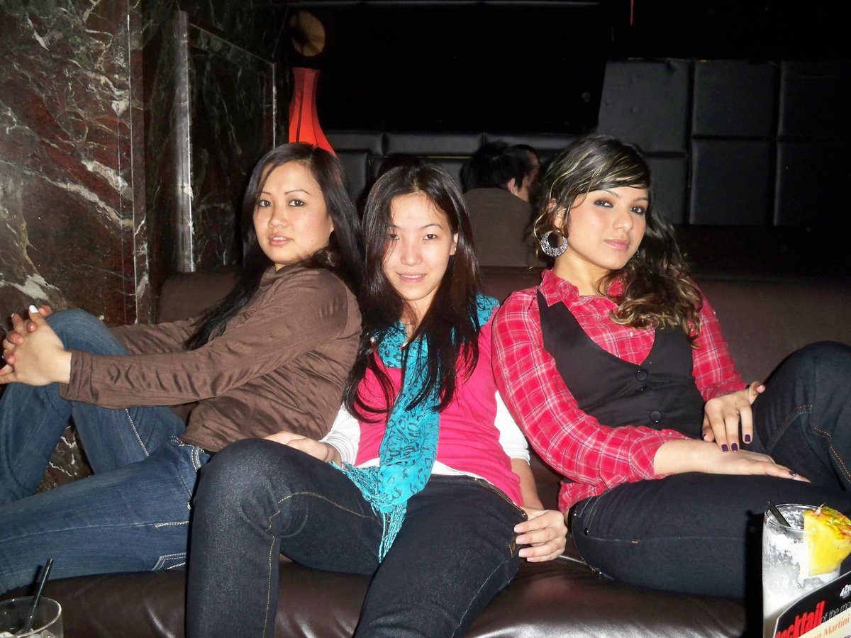 ngiee_b's tweet photo. Millennials flexing at Club 97 @LanKwaiFong 
Year 2010/2011  i guess😝
•
•
•
•
•
@HongKongTourism 
@LanKwaiFong 
BFFs 
#bestie #oldschool #millennials #highschool #club97 #hk #hongkong #asian #clubbing #youngdays #memories #girlies #havefun #தமிழகவெற்றிக்கழகம் https://t.co/1ThRcTinY7