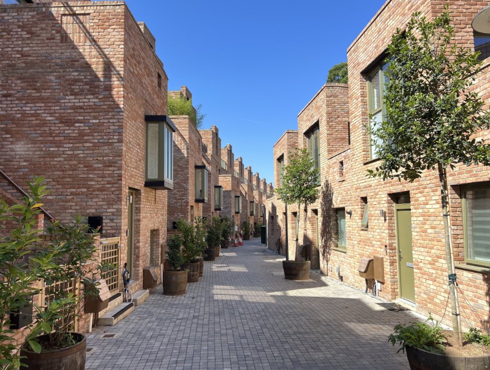 PpeterPeter's tweet image. Thin City Barnet