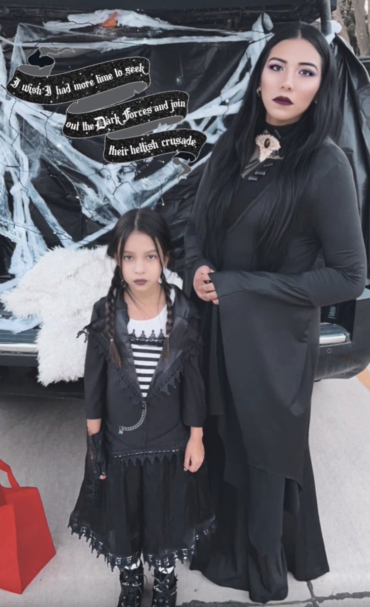 sariahlh's tweet photo. Harlan Family 🖤 #Halloween #Spooktober2024 #addamsfamily #SilasMum #handmadecostumes https://t.co/wxtczDqmrG