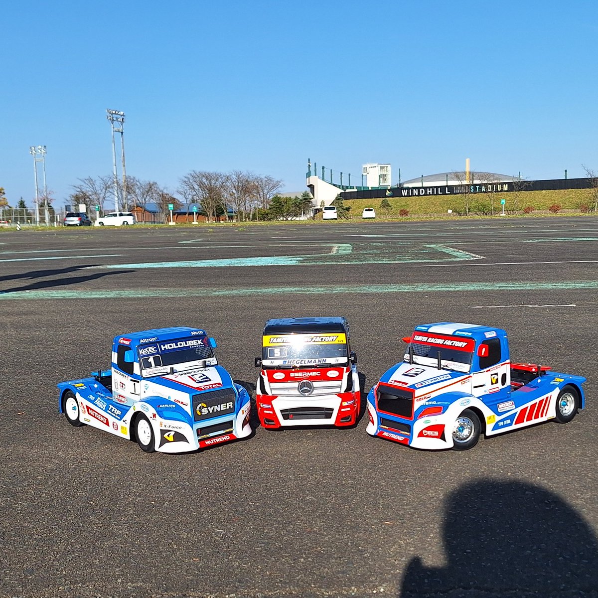 Inax_76's tweet photo. 昨日ですが…
寒くなってきたので、ラストかな!？
子供達とラジコン🎵
駐車場になったのか？石拾いから。
今年、結局ラジコン出来たの…片手位？ はぁ😥 https://t.co/yyc05HNxet