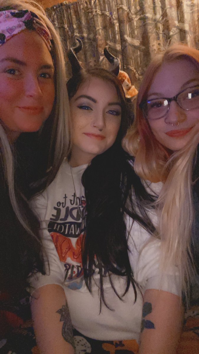 Ambearbb's tweet photo. Horror movie night with the family ❤️👻 https://t.co/GuPO1R7awO