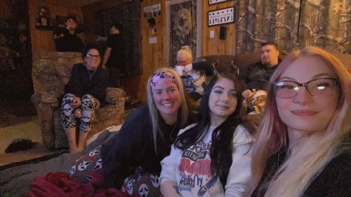 Ambearbb's tweet photo. Horror movie night with the family ❤️👻 https://t.co/GuPO1R7awO
