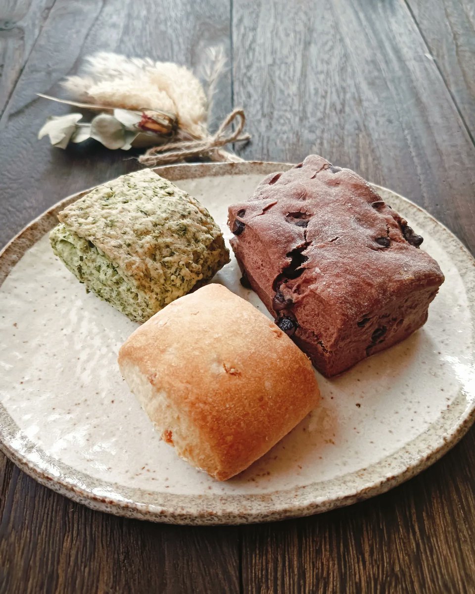 mao_mandala's tweet photo. スコーンを作った。

・ダブルチョコ
・ハニージンジャー
・緑茶

#手作りお菓子 
#料理記録
#手作りスコーン
#おうちカフェ 
#スコーン
#お菓子作り https://t.co/NoWgIzYPNq