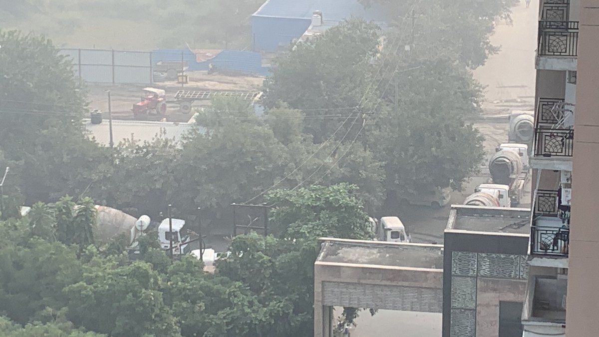 pallav14198's tweet photo. @gsb_knows @Rajiva2011 @CeoNoida @CAQM_Official @dmgbnagar @noidatraffic Sharing some photos of the situation https://t.co/qCL43W056l