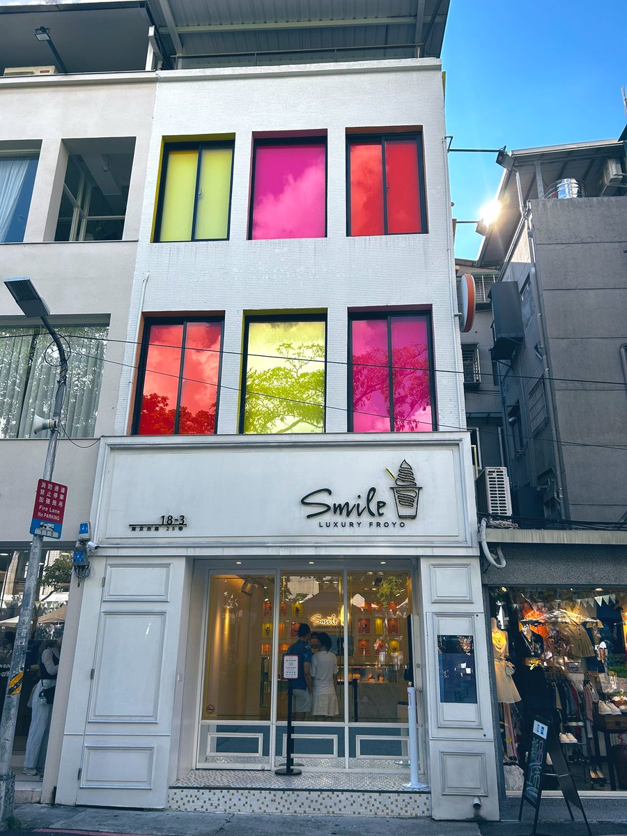 _xmh_h's tweet photo. Smile Froyo🍨

📍中山駅
🌟★★☆☆☆
💴1500円

お店の外のタッチパネルで決済する方式。台湾にしては珍しくカードが使える👌
味は普通だけど値段を考えるとリピはないかな。見た目が可愛いから写真撮りたい人にはおすすめ。フローズンヨーグルトの中央部分が空洞だから見た目ほど重くはない。 https://t.co/jWRkNbJqwl