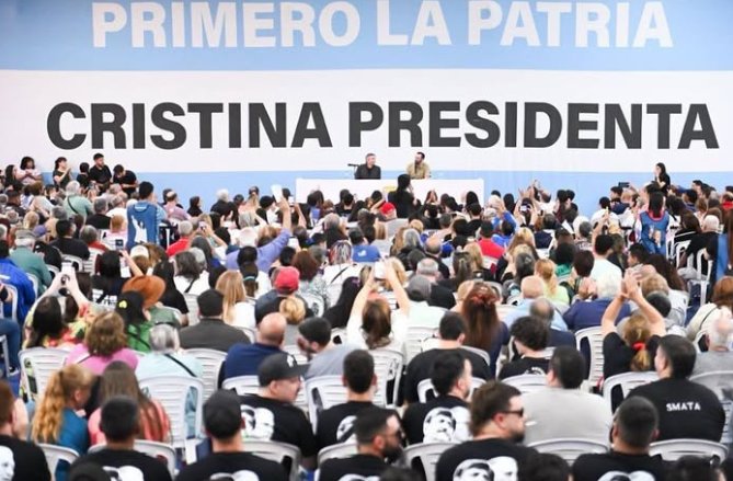 MaaximoKirchner's tweet photo. "Cuando decimos 'la única verdad es la realidad' estamos diciendo que la única verdad es transformar la realidad de nuestra gente.

Kirchner en Hurlingham. ✌🏽 https://t.co/sdGG9D1xPA