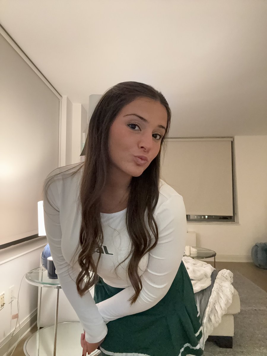 amandagudowitz's tweet photo. the costume 📣💚👻🥳 https://t.co/5vb4gTqjb2