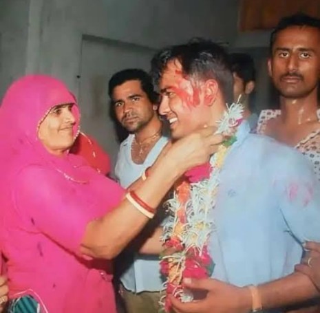 Dp_Songara9's tweet photo. जय नारायण व्यास विश्वविद्यालय के अमर छात्रसंघ अध्यक्ष बड़े भाई स्व. श्री भोम सिंह जी खारा की पुण्यतिथि पर कोटि कोटि नमन । https://t.co/13x7lnM4QD