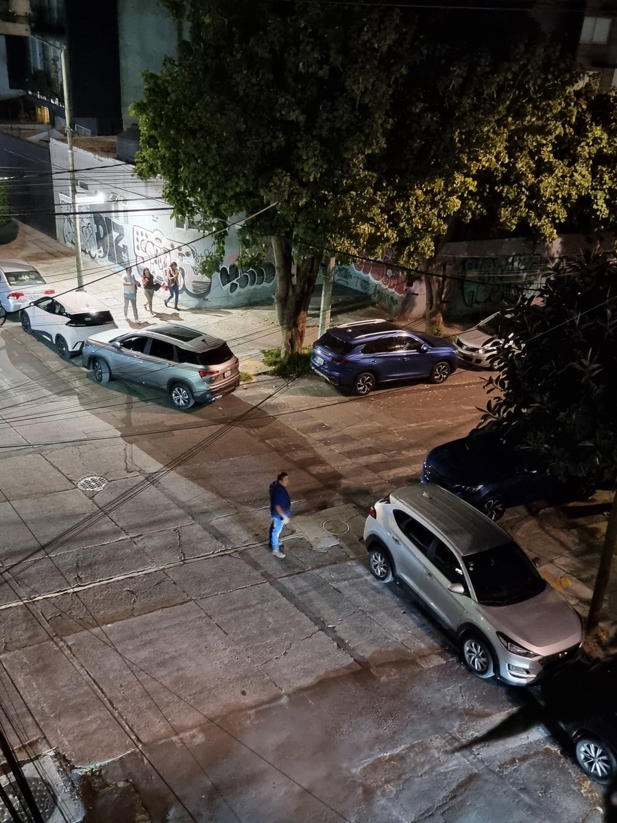 adri_bllo's tweet photo. @UCS_GCDMX @OVIALCDMX Segundo día consecutivo con franeleros y carros estacionados que bloquean rampas de discapacitados en Berruguete esquina Watteau. Ayer ni sus luces @UCS_GCDMX @OVIALCDMX #TránsitoGCDMX https://t.co/P2oB0GA8xS