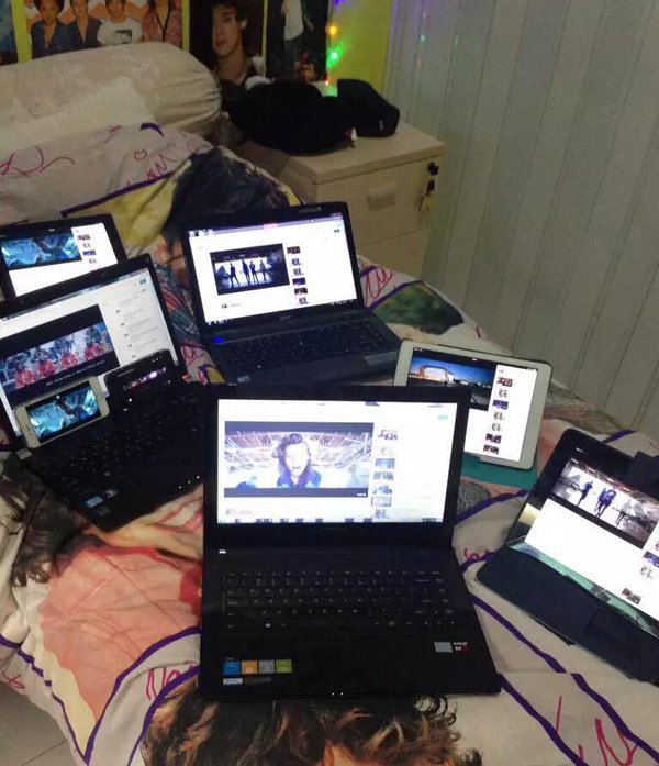 's tweet image. Remember when our fandom used to be like this