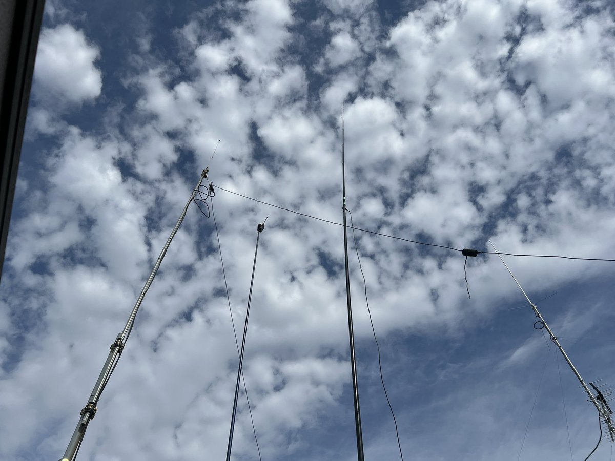 yokohama_AA815's tweet photo. CQ World-Wide DX Contest。釣竿ツェップを28→21MHz用に変更して参戦中。FT-107の同期RJX-715を押入れの奥から引っ張り出してまったり運用。まだまだ元気で西海岸にも飛んで行きました。　＃RJX-715 https://t.co/jjPzTBOPJT