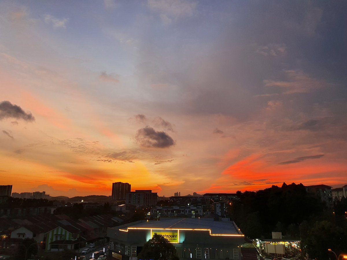 _JYTan's tweet photo. Yesterday's evening sky, from the rooftop parking of a neighborhood mall we went out of our way for because it was close to our favorite pan mee spot. https://t.co/BPnvw4YfLt
