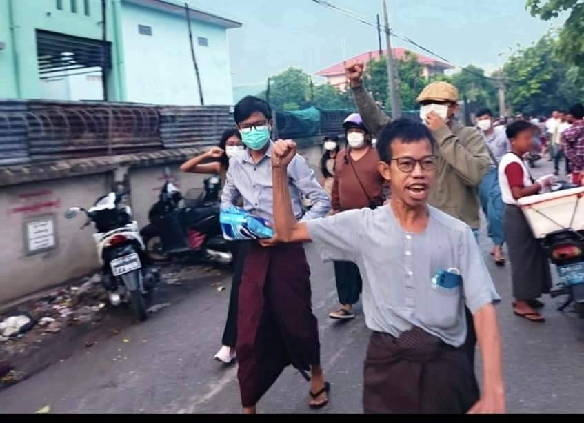 MizzimaNews's tweet photo. မန္တလေးမြို့လမ်းတွေပေါ်ထွက် ဆန္ဒပြပြန်တဲ့ ဒေါက်တာတေဇာဆန်း(ဓာတ်ပုံသတင်း)

#မန္တလေး
#နွေဦးတော်လှန်ရေး

Website Link >> https://t.co/f31mZs7r1T
----------------------------------- https://t.co/TJawKtdBxu