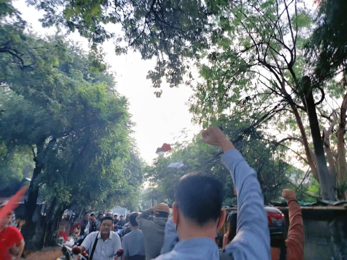 MizzimaNews's tweet photo. မန္တလေးမြို့လမ်းတွေပေါ်ထွက် ဆန္ဒပြပြန်တဲ့ ဒေါက်တာတေဇာဆန်း(ဓာတ်ပုံသတင်း)

#မန္တလေး
#နွေဦးတော်လှန်ရေး

Website Link >> https://t.co/f31mZs7r1T
----------------------------------- https://t.co/TJawKtdBxu