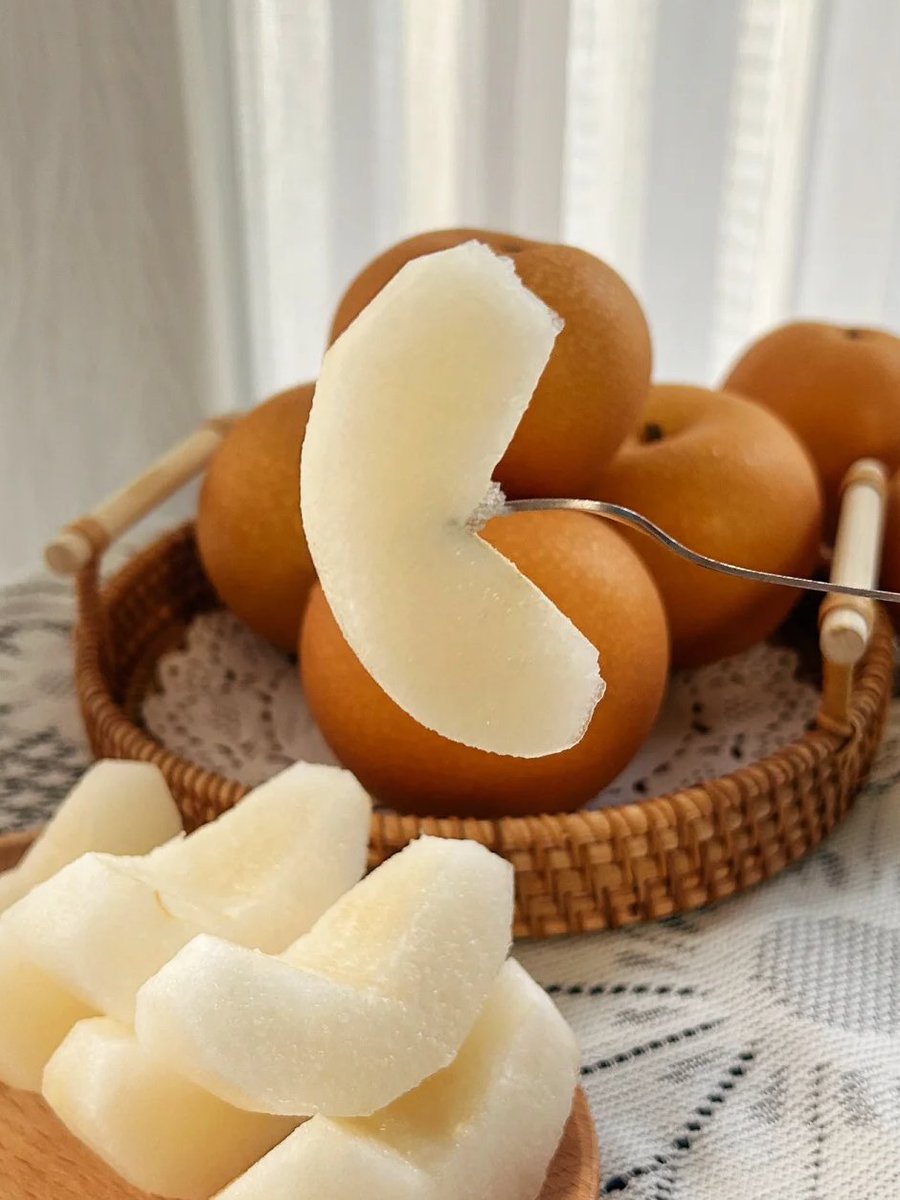 KellyNe2_'s tweet image. The Qiuyue Pear is known as natural mineral water, which can promote salivation and relieve cough, clear away heat and reduce fire, and relieve cough and reduce phlegm.