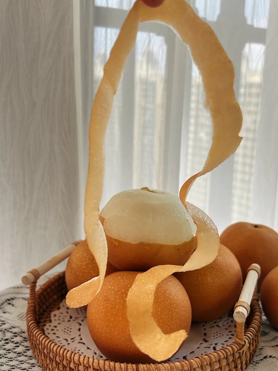 KellyNe2_'s tweet image. The Qiuyue Pear is known as natural mineral water, which can promote salivation and relieve cough, clear away heat and reduce fire, and relieve cough and reduce phlegm.