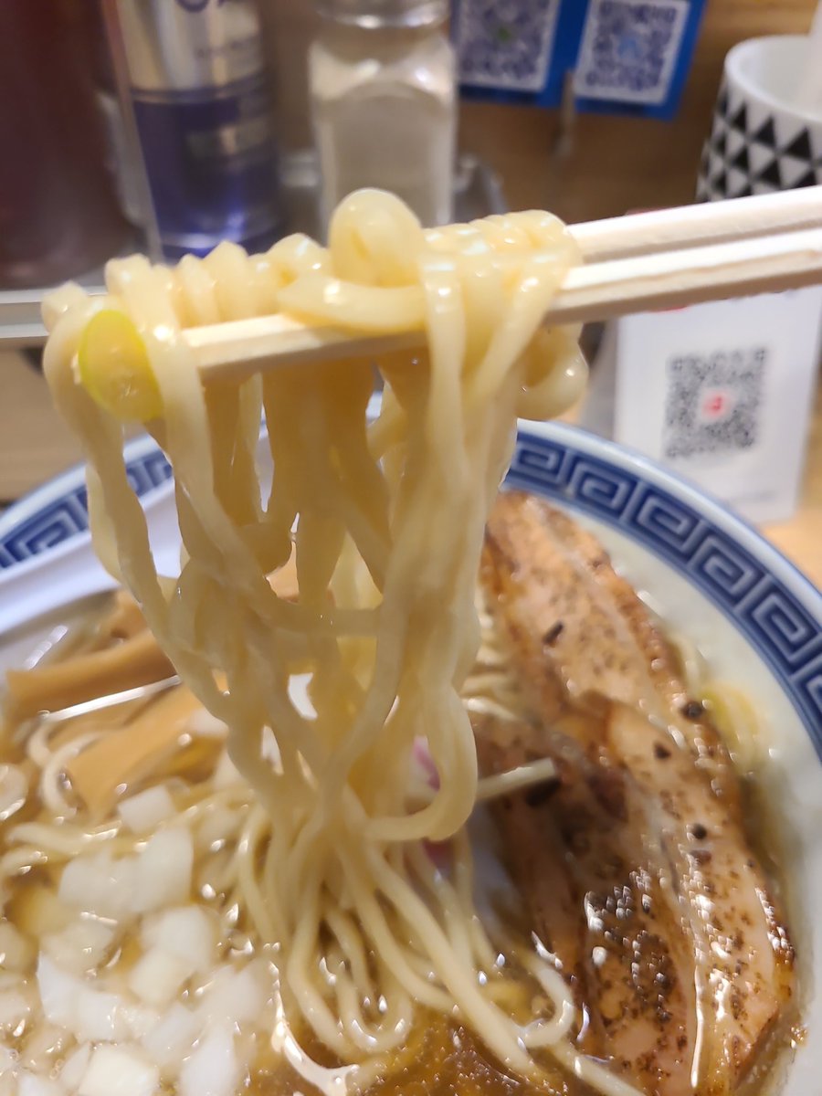 omune's tweet photo. 今年食べたラーメンで暫定No.1の美味しさでした😭煮干そば流。に初訪問。
■煮干しそば（あっさり）並
スープを頂くと煮干しの優しい旨味と甘��が口に広がります。
とても洗練された一杯で、私の煮干しコレクションの中でもかなりの上位に食い込む1杯として脳裏に刻まれました。
#煮干そば流。 https://t.co/43gBCSVtOp
