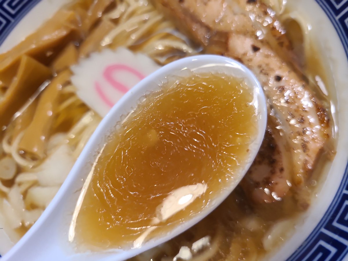 omune's tweet photo. 今年食べたラーメンで暫定No.1の美味しさでした😭煮干そば流。に初訪問。
■煮干しそば（あっさり）並
スープを頂くと煮干しの優しい旨味と甘��が口に広がります。
とても洗練された一杯で、私の煮干しコレクションの中でもかなりの上位に食い込む1杯として脳裏に刻まれました。
#煮干そば流。 https://t.co/43gBCSVtOp