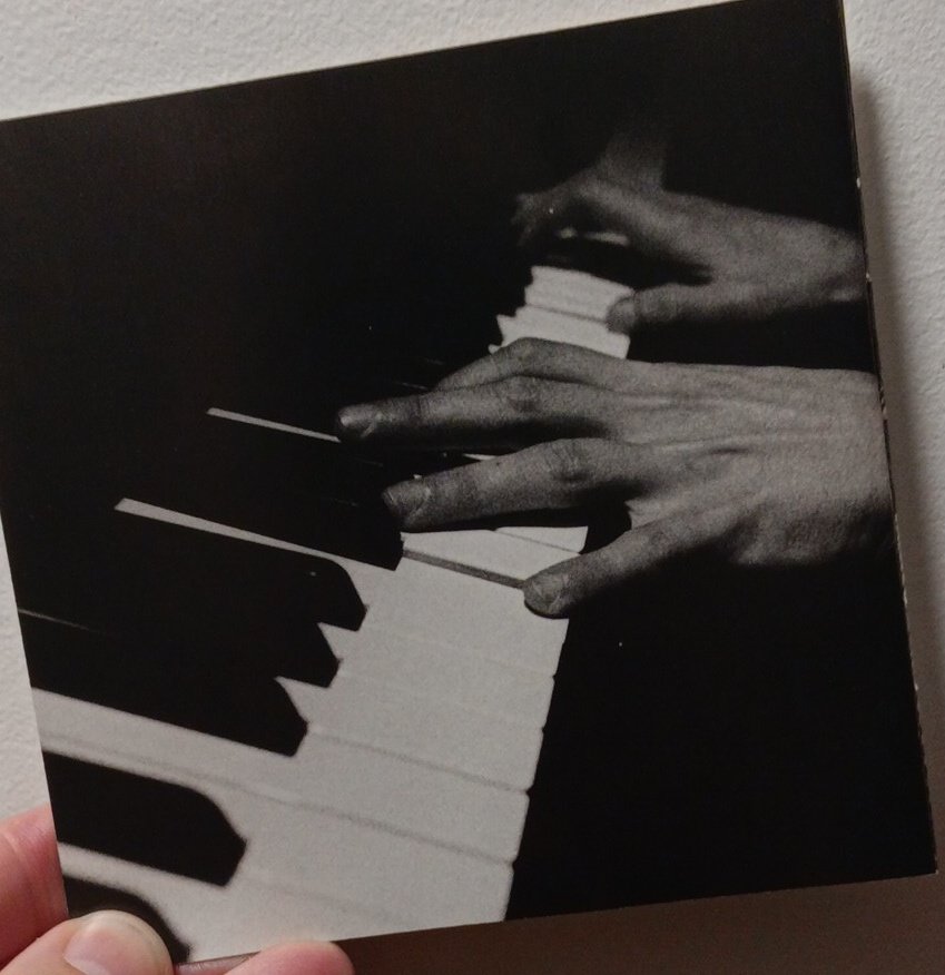 Kryg502's tweet photo. Ce soir, dîner musique avec qques amis du cru.
On relance l'idée du #InsideCover (pochette intérieure d'un LP ou CD avec nom de l'artiste/groupe à identifier).
Vous l'avez?
Direct, chapeau.
Sinon, questions oui/non acceptées (genre, "Est-ce un groupe?" --> oui/non) https://t.co/fVUeyF4aQW