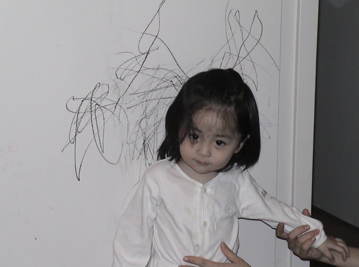 이 친구의 메이크업 데뷔작을 실시간으로 환영해주세요.