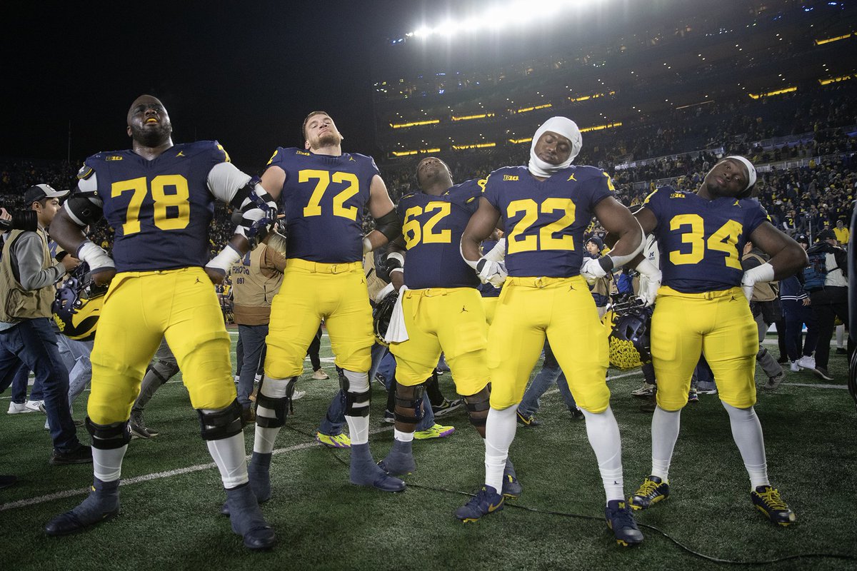 BlueBarronPhoto's tweet image. Whole squad struck the pose