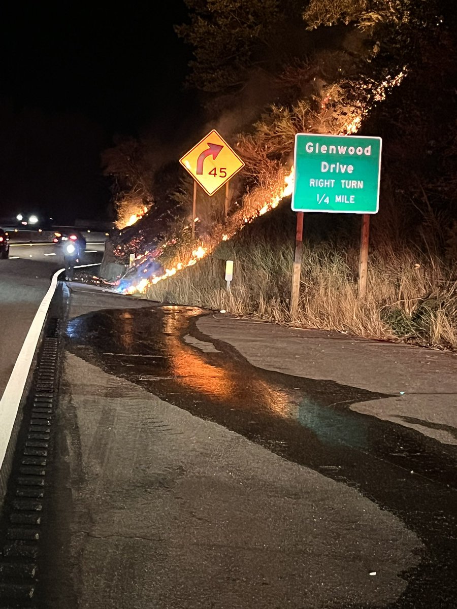 CHPscrz's tweet image. 🚧 Update: The right lane of SB SR 17 south of the SCZ county line remains closed as the fire department tirelessly combats the blaze. No reopening time yet. Please avoid the area and stay safe! 🔥