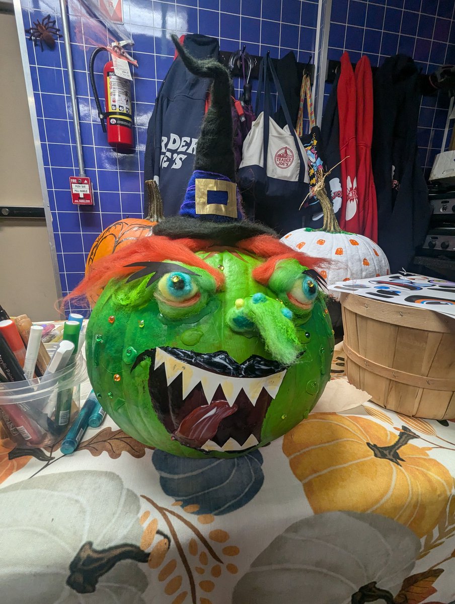 Semisunniee's tweet photo. Pumpkin I painted at work today 🎃
#HappyHalloween #pumpkinpainting https://t.co/25EB2jub62
