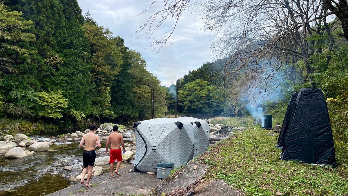 rural_labo's tweet photo. #DIYEvent in 根羽村
#地方創生スタディツアー

地域内外から集まったメンバーみんなでDIYで改修した元旅館や、片付けた空き家を開放してマルシェイベント #ネバーデイ を開催しています！

同時に地元のハロウィンイベントも開催されていて、子どもたちで賑わっています！🎃 https://t.co/7DrIl16aK3