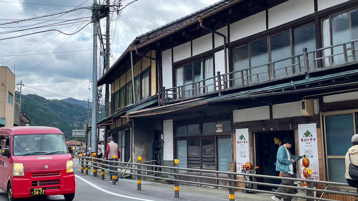 rural_labo's tweet photo. #DIYEvent in 根羽村
#地方創生スタディツアー

地域内外から集まったメンバーみんなでDIYで改修した元旅館や、片付けた空き家を開放してマルシェイベント #ネバーデイ を開催しています！

同時に地元のハロウィンイベントも開催されていて、子どもたちで賑わっています！🎃 https://t.co/7DrIl16aK3