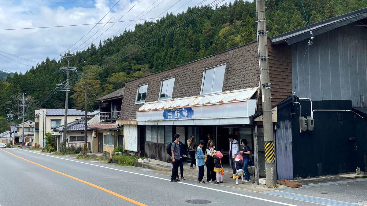 rural_labo's tweet photo. #DIYEvent in 根羽村
#地方創生スタディツアー

地域内外から集まったメンバーみんなでDIYで改修した元旅館や、片付けた空き家を開放してマルシェイベント #ネバーデイ を開催しています！

同時に地元のハロウィンイベントも開催されていて、子どもたちで賑わっています！🎃 https://t.co/7DrIl16aK3