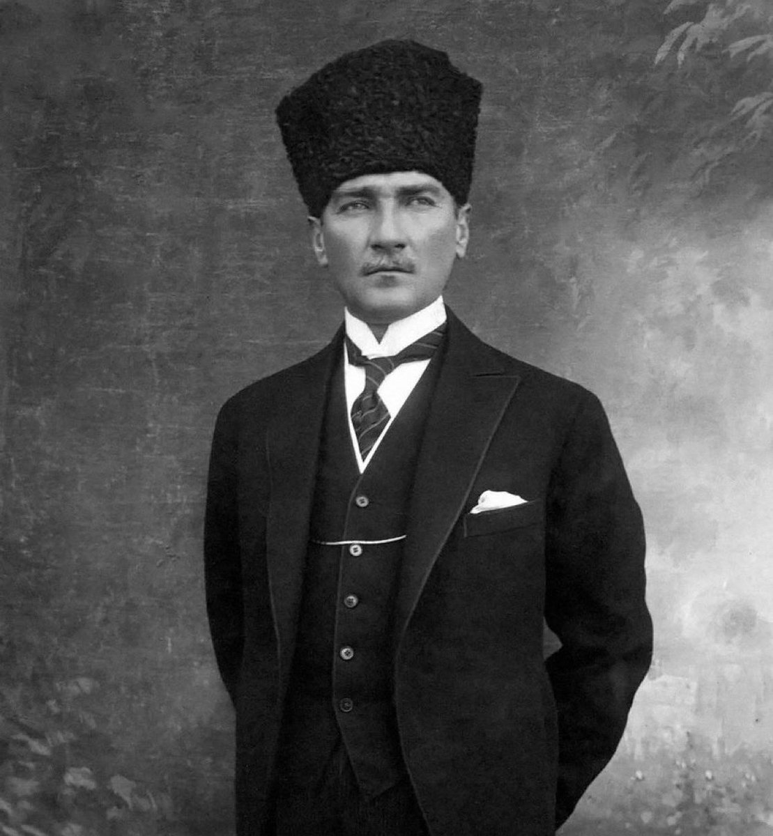 Ey Büyük Atatürk! 

Açtığın yolda, gösterdiğin hedefe
Durmadan yürüyeceğime and içerim.

Varlığım, Türk varlığına armağan olsun.  
Ne mutlu Türk'üm diyene 🇹🇷