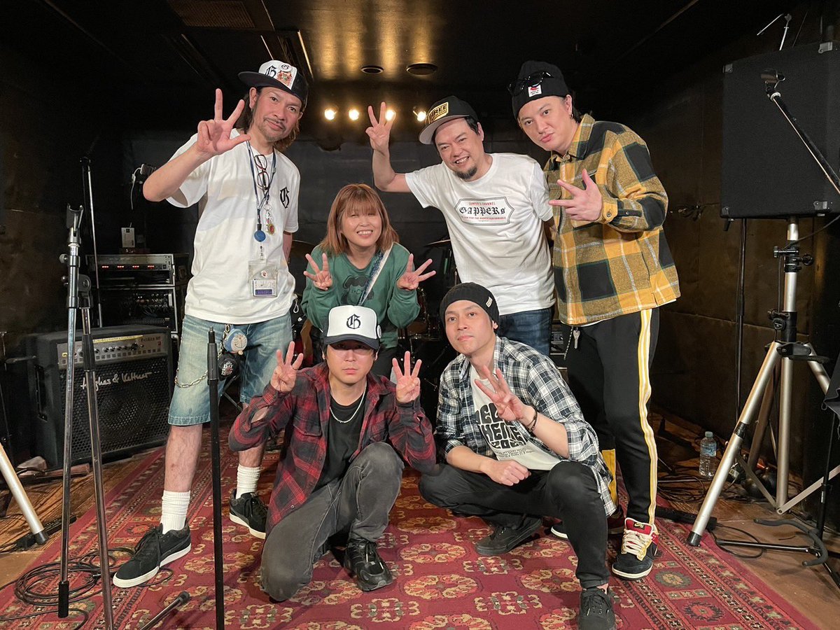 mangawokaiteru's tweet photo. 塚本高史さんお誕生日おめでとうございます！
昨日のGAPPERsのライブ最高でした🔥
皆様にファミー！ポーズしていただきました
ありがとうございました🍹 https://t.co/c9MVAFKnBc