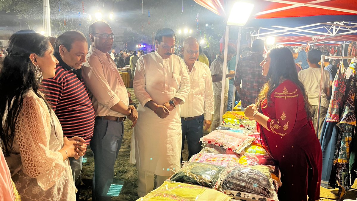 rajpalsingh_bjp's tweet photo. सुखदेव विहार पॉकेट A में RWA द्वारा आयोजित द���पावली मेले में सम्मिलित होने का अवसर प्राप्त हुआ, जहाँ मुझे सम्मानित किया गया।

#DiwaliMela #SukhdevVihar #RWA #CommunityEvent #FestivalCelebration #RajpalSingh https://t.co/h5DsYKHO5X