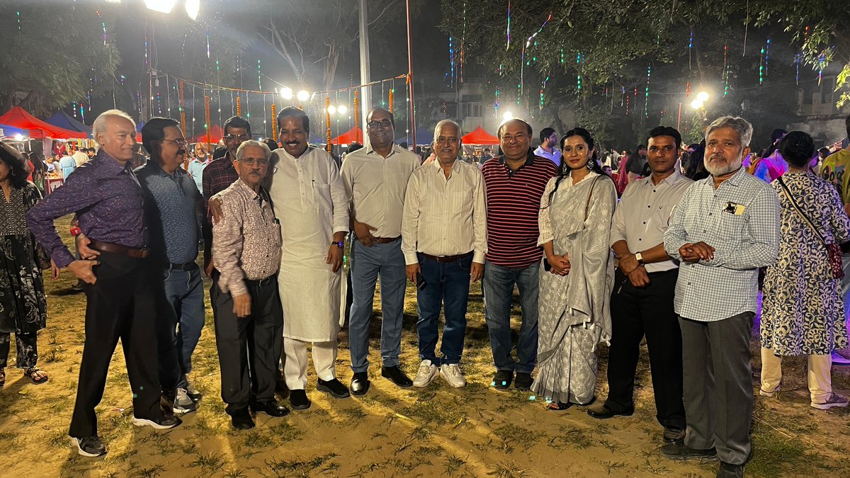 rajpalsingh_bjp's tweet photo. सुखदेव विहार पॉकेट A में RWA द्वारा आयोजित द���पावली मेले में सम्मिलित होने का अवसर प्राप्त हुआ, जहाँ मुझे सम्मानित किया गया।

#DiwaliMela #SukhdevVihar #RWA #CommunityEvent #FestivalCelebration #RajpalSingh https://t.co/h5DsYKHO5X