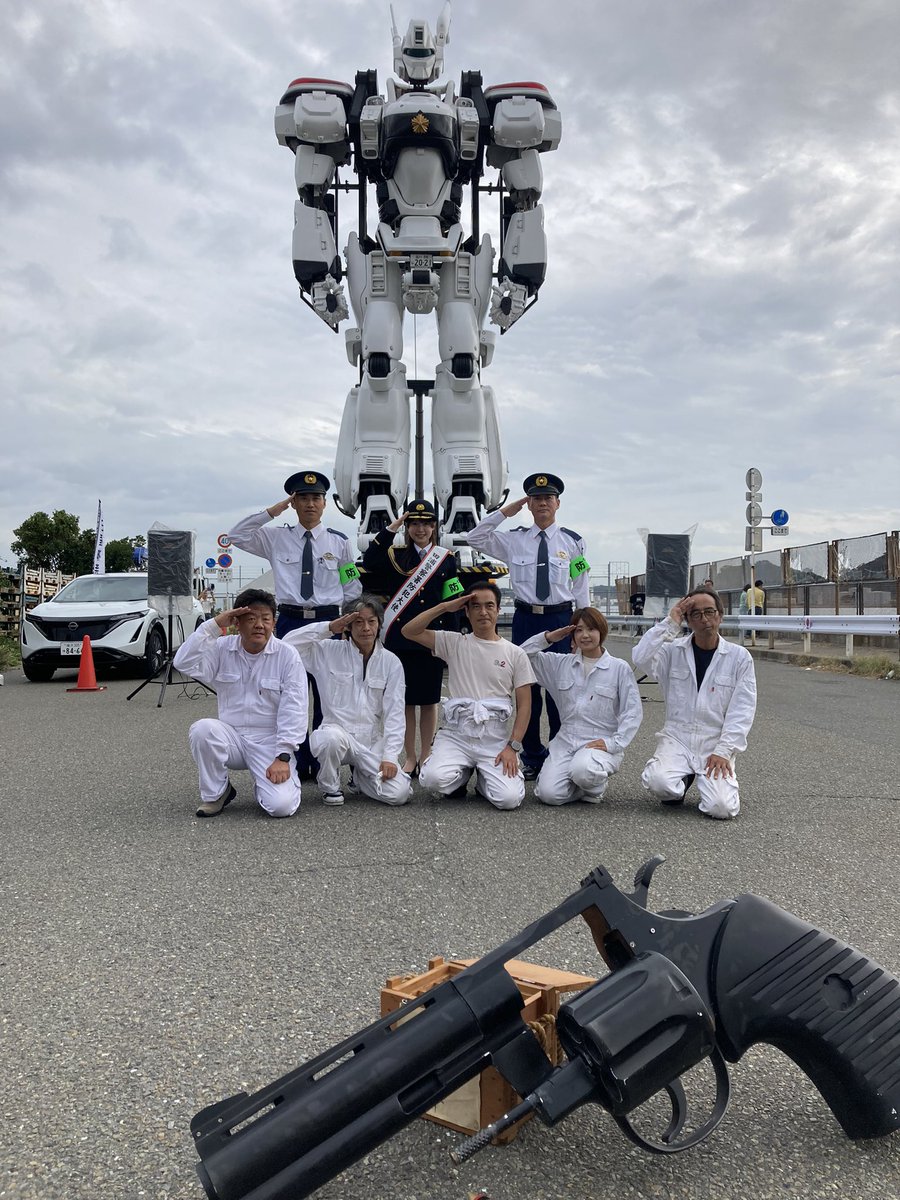TNGpatlabor's tweet photo. ワイ！おっぱまフェスタ2024 デッキアップ警備中！
神奈川県田浦警察署の皆さんと防犯大使の辻村麻琴さんと記念撮影
このあと、13:40、15:00、17:00にもデッキアップします！
皆様のご来場をお待ちしております！
#TNGP #TNPパトレイバー #追浜 https://t.co/kN91OXlloU