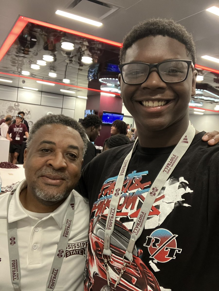 EliSanders38346's tweet photo. Had an amazing time at the @HailStateFB vs. Arkansas game today. Got to see the big boys up front. @CoachCKennedy @Jay_Clem_ @RGibsonMSU @coachdt48 https://t.co/LUtNWKpts3
