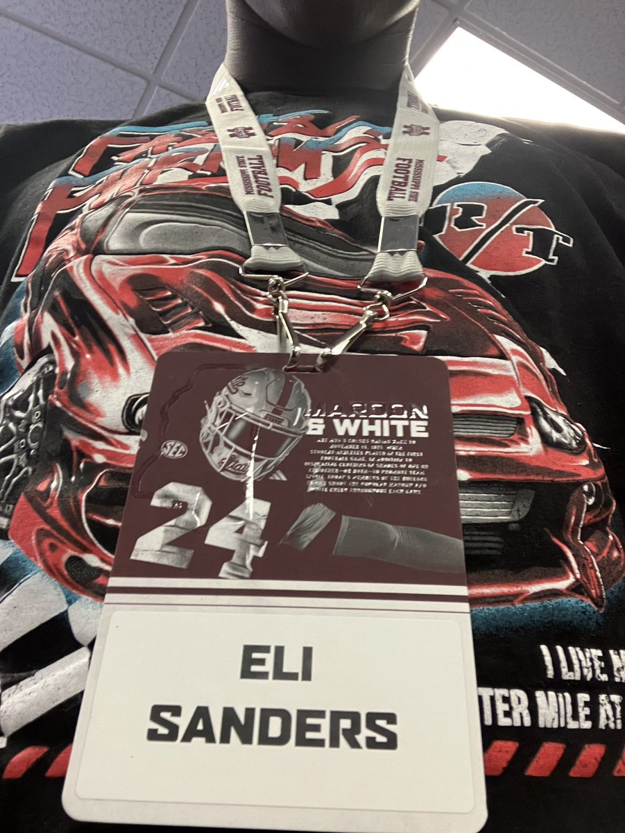 EliSanders38346's tweet photo. Had an amazing time at the @HailStateFB vs. Arkansas game today. Got to see the big boys up front. @CoachCKennedy @Jay_Clem_ @RGibsonMSU @coachdt48 https://t.co/LUtNWKpts3