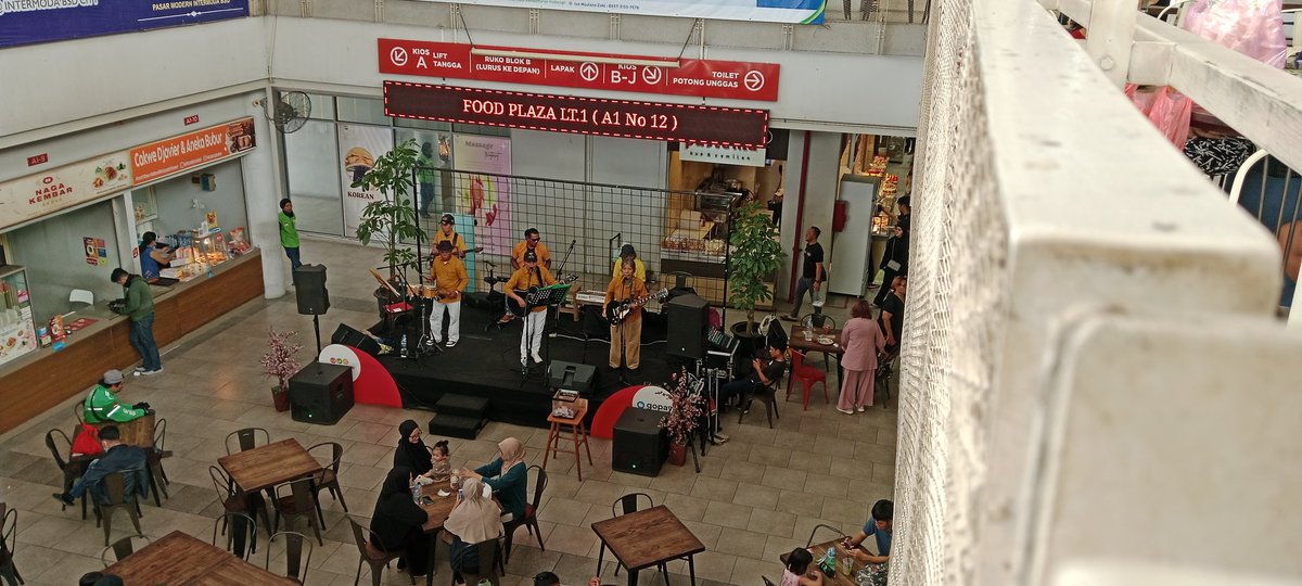 Good news I already move to my apartment
And here I didn't expect a band in traditional market food court XD