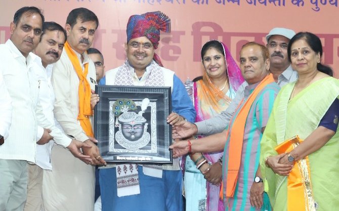 maansinghbarath's tweet image. राजसमन्द में स्व.श्रीमती किरण जी माहेश्वरी जी की जयंती पर आयोजित &quot;अलौकिक स्मरण&quot; दीपावली स्नेह मिलन समारोह में प्रदेश सरकार के माननीय मुख्यमंत्री @BhajanlalBjp जी का स्वागत अभिनंदन किया। 
#rajsamand #cmo #cmrajasthan #maansinghbarath #Bjp4rajasthan #cpjoshi #rajasthan