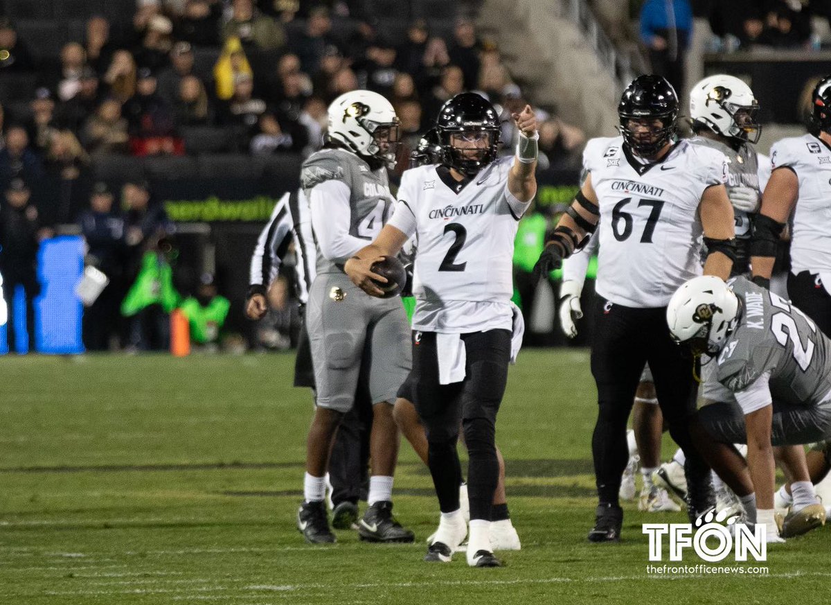 _JT_Smith's tweet photo. A few frames from the first half #Bearcats #TFON https://t.co/umYq5FuWYX