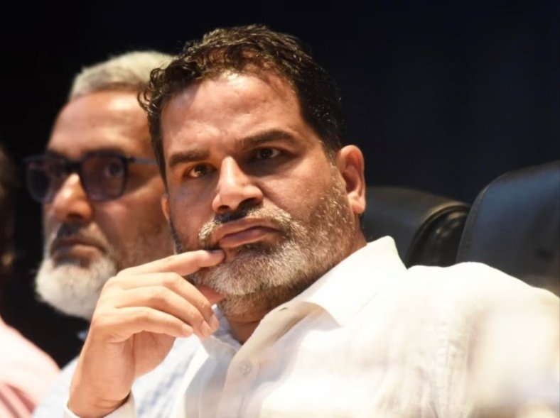 AnilYadavmedia1's tweet photo. जनसुराज वाले प्रशांत किशोर पांडे के अंदर अभी जातिवाद और सामंतवाद पूरी ताकत के साथ जिंदा है,
अगर ऐसा नहीं होता तो वो बहुजन नायिका आदरणीय बहन जी के लिए ऐसे अपशब्दों का प्रयोग नहीं करते,
जैसा कि उन्होंने कल कैमूर जिले की एक सभा में किया है,
सोचिए जब ये चार बार की मुख्यमंत्री के बारे में ऐसा सोचता और बोलता है,
तो आम दलित, पिछड़ों के लिए इनके मन में कितनी गंदगी होगी,

PK Pande का बयान आप लोग Google में सर्च कर लीजिए,
उस बयान को यहां लिखना बहन जी का और बड़ा अपमान होगा,
