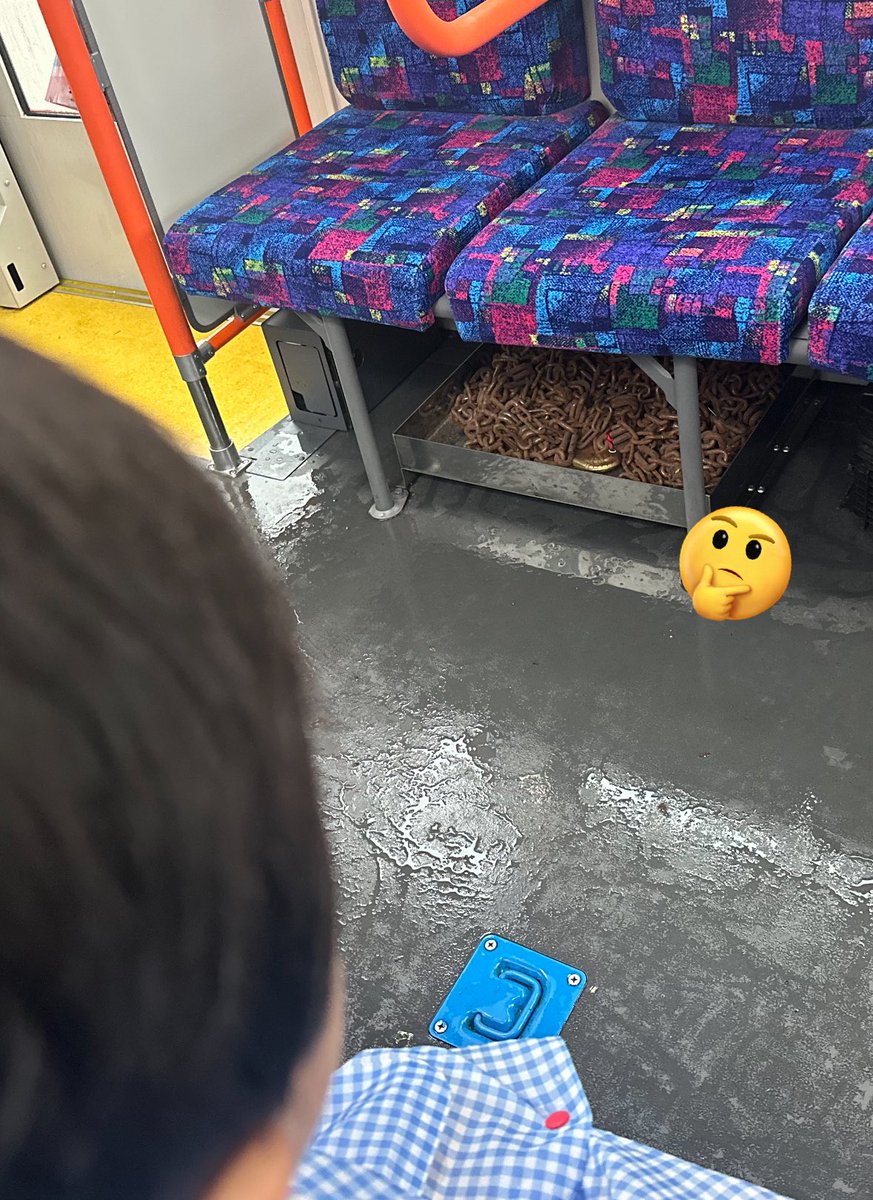 netgeekAnimal's tweet photo. 子供「あそこに焼きそばがあるよ！」バス内で見つけたものとは… | netgeek https://t.co/RN4qEE2BGN https://t.co/0ELRZPHBWi