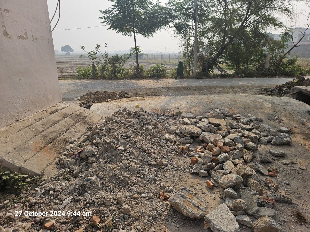 AMITROSE15's tweet photo. @MCD_Delhi @LtGovDelhi @AtishiAAP complaint lodged on 10/07/2024, action taken on 25/10/2024. Still the condition is same, the left over debris are still bocking the pathway but as Executive engineer Mr. NK jain the work is completed. https://t.co/fMZifkHirZ