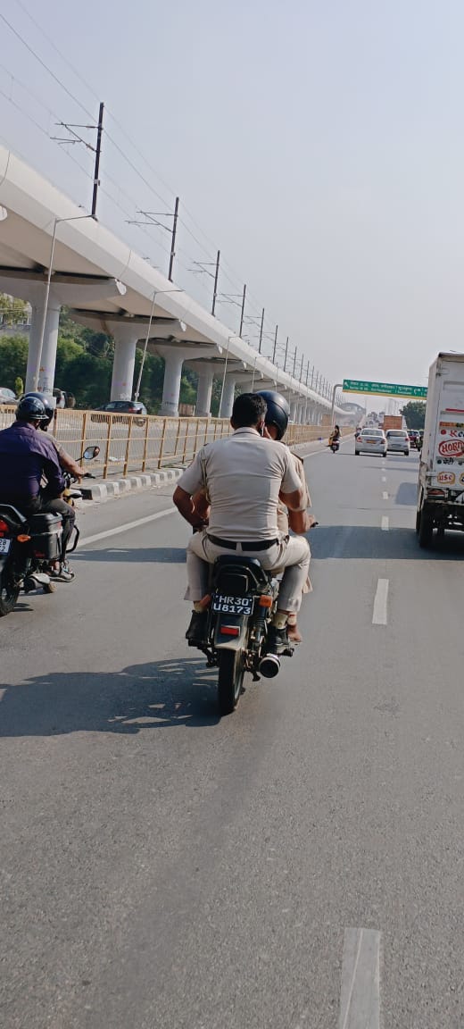 AmanTri72807889's tweet photo. @FBDPolice @DC_Faridabad
No HSRP, No Helmet weared by pillion, Is Motor vehicle act is not applicable on police personnel.
Location- Mathura Road
Date- 12 october 2024
Time- around 2-3 pm https://t.co/PWIGhHOoMx