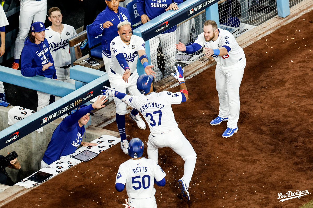 LosDodgers's tweet photo. DOS MÁS. #SerieMundial https://t.co/NAKK4cwHDs