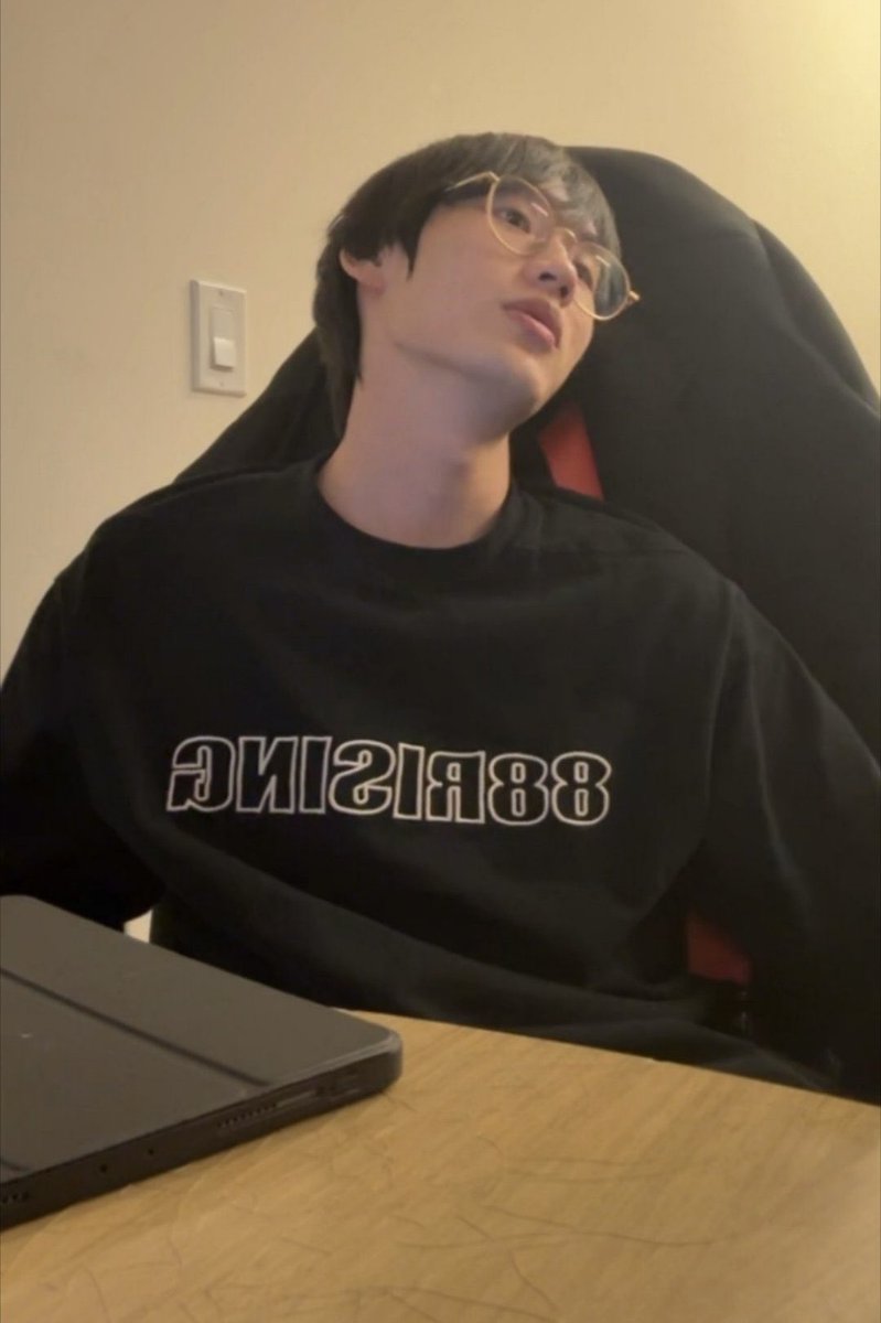 Alone9038's tweet photo. ไลฟ์วันนี้ 5555555 
บ่นเรื่องเรียน เรื่องคะแนนสอบ 5555555 ชีวิต นศ ดูสิ้นหวังมาก สู้ๆนะเอเค อุนแม่ผ่านมาก่อนแล้วเข้าใจเลย😅😅 https://t.co/SitEr6Lt3B