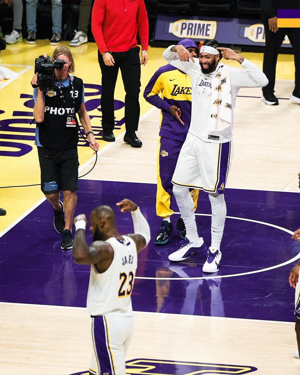 Lakers's tweet image. #LAKERSWIN