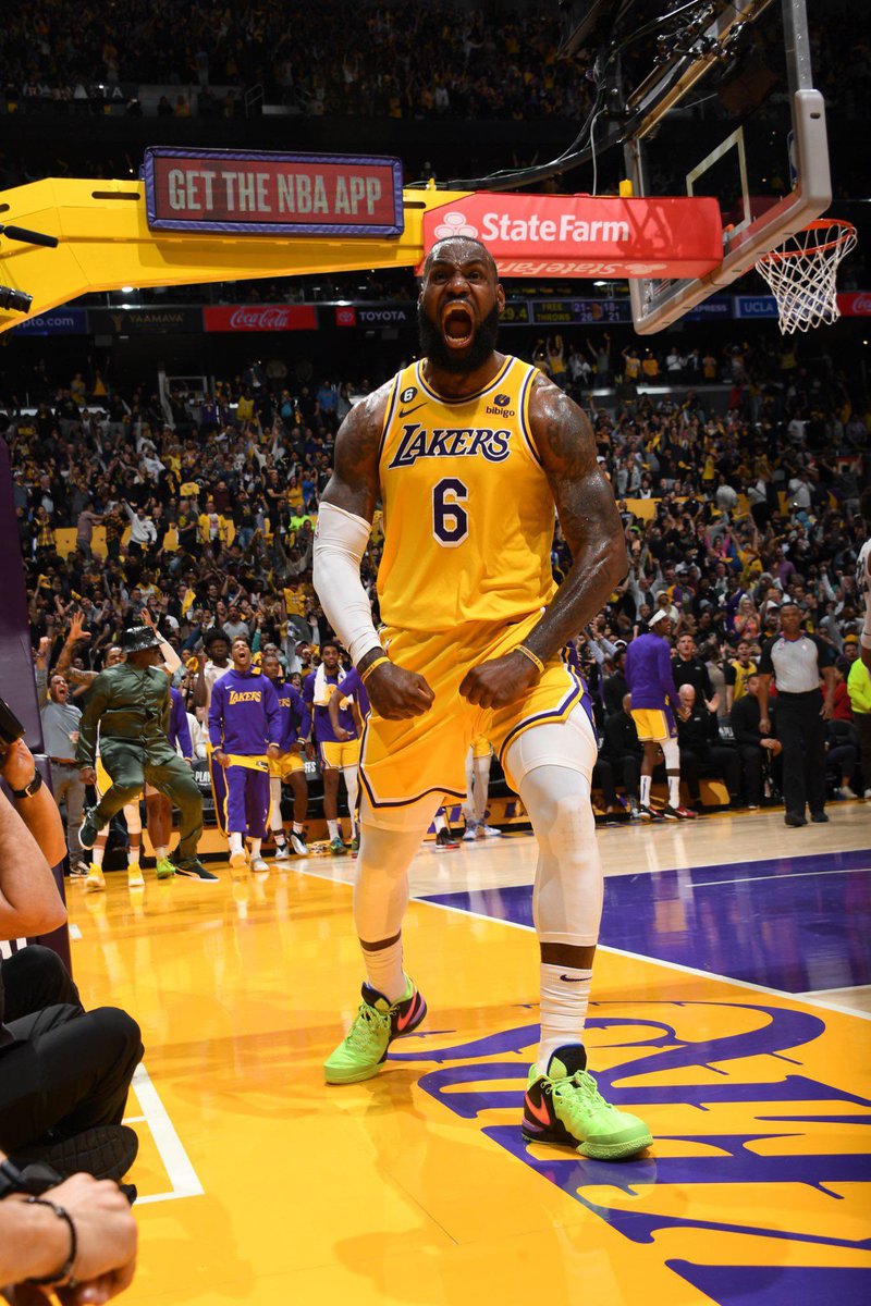 LEBRON JAMES TONIGHT:

⭐️ 32 PTS
⭐️ 14 REBS
⭐️ 10 AST
⭐️ 1 BLK

TRIPLE DOUBLE TO END THE NIGHT🔥