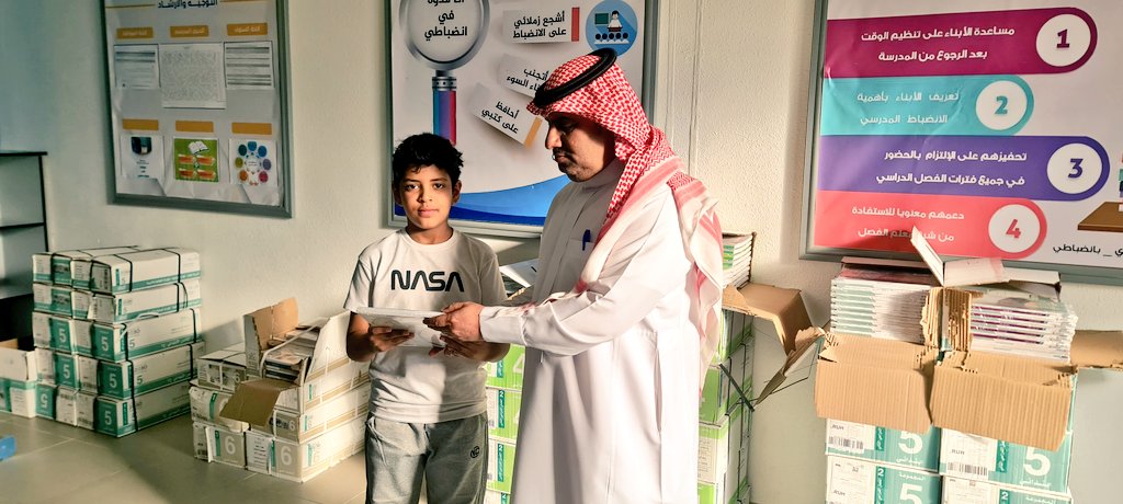 altufail01's tweet photo. توزيع الكتب المدرسية للفصل الدراسي الثاني لعام ١٤٤٦ هـ ، كل التوفيق والنجاح لابنائنا الطلاب .
#تعليم_الرياض 
#مكتب_تعليم_طويق https://t.co/glJDvfJfhl