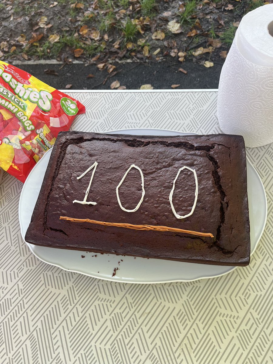 Could Pitshanger Park have looked any lovelier this morning? The bright blue sky, the beautiful  autumn leaves, the tiny flecks of volunteers’ high viz jackets 🙂
Arthur’s cake that celebrated his century of runs was greatly enjoyed. 😋
See you next week!